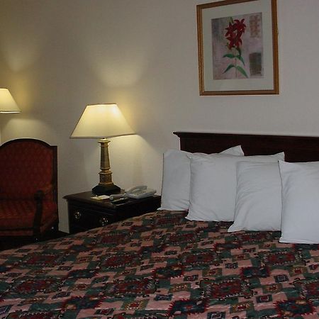 Rodeway Inn مونتغومري الغرفة الصورة